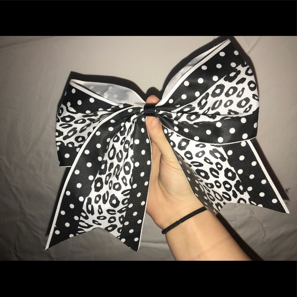 Cheer bow - Picture 1 of 3